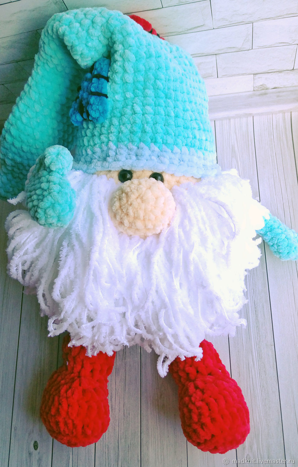 Эльф бубенчик. Рождественский гномик вязать крючком описание. Гном ниссе амигуруми. Скандинавский гном домовой. Скандинавский гном из плюшевой пряжи крючком мастер.