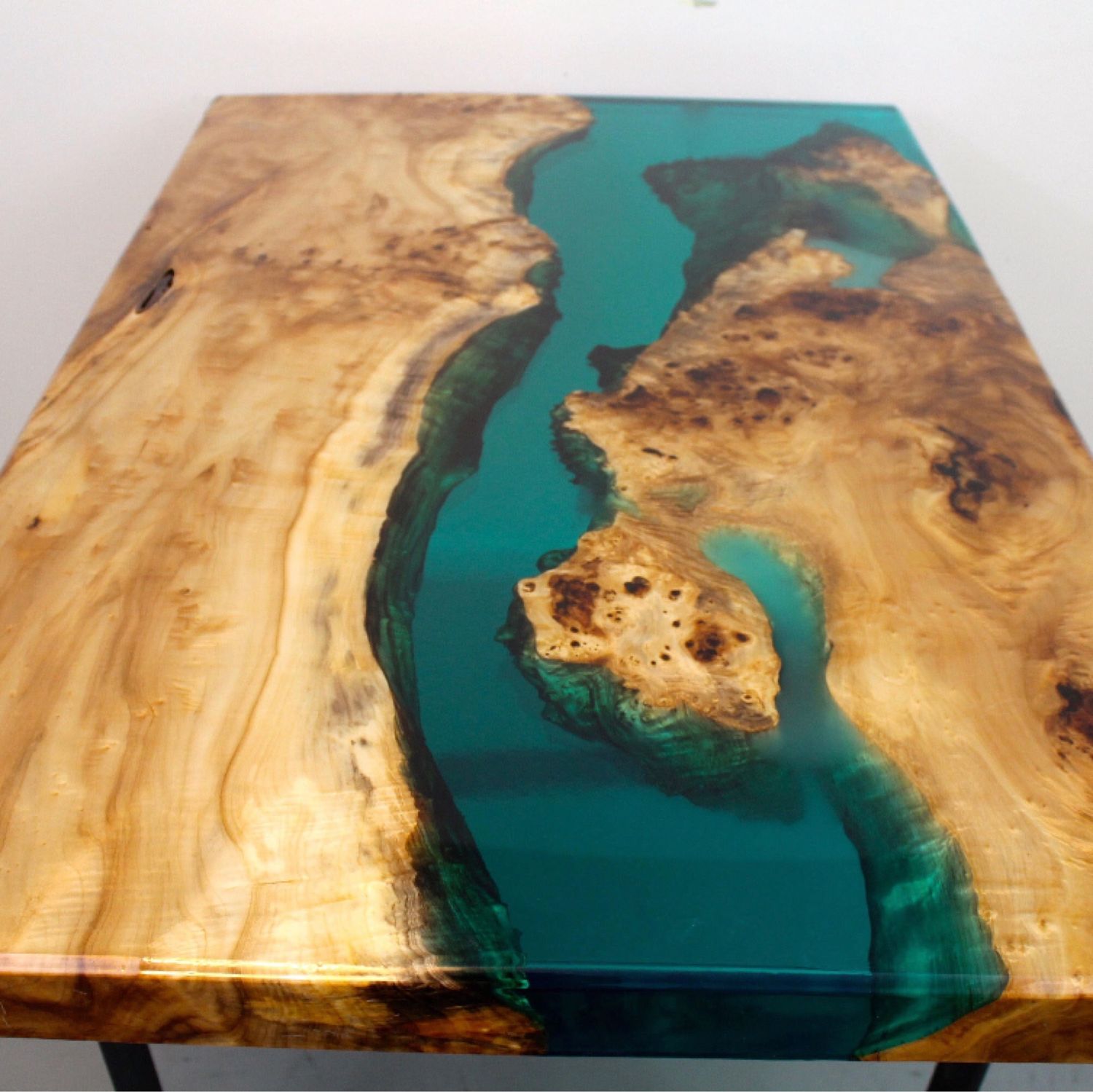 стол деревянный с эпоксидной смолой и подсветкой