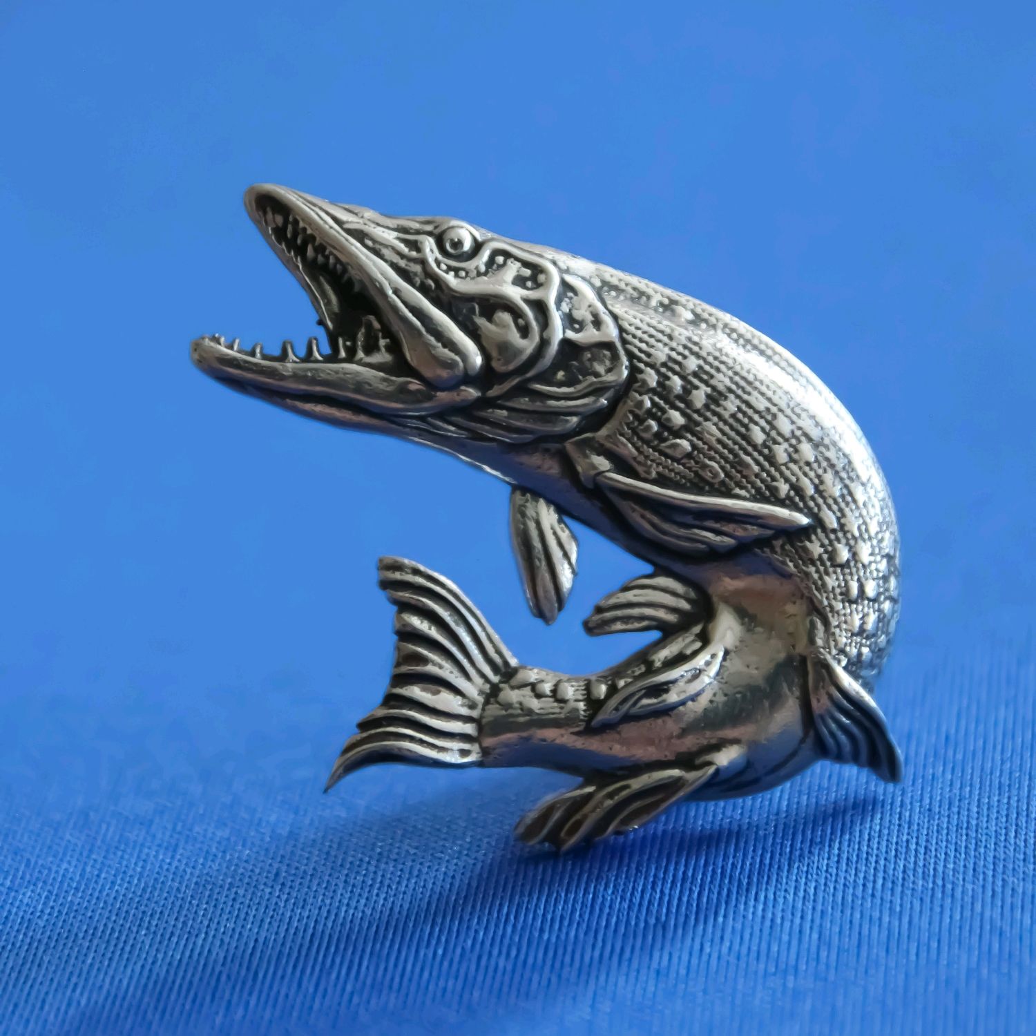 Значок ЩУКА Брошь Щука Подарок рыбаку Щука pike pin WildlifeCollectio  купить в интернет-магазине Ярмарка Мастеров по цене 600 ₽ – GLIHHRU |  Значок, Москва - доставка по России