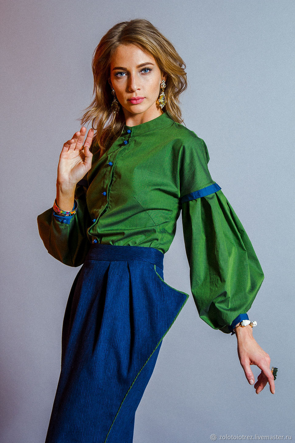 Синяя юбка и зеленая блузка