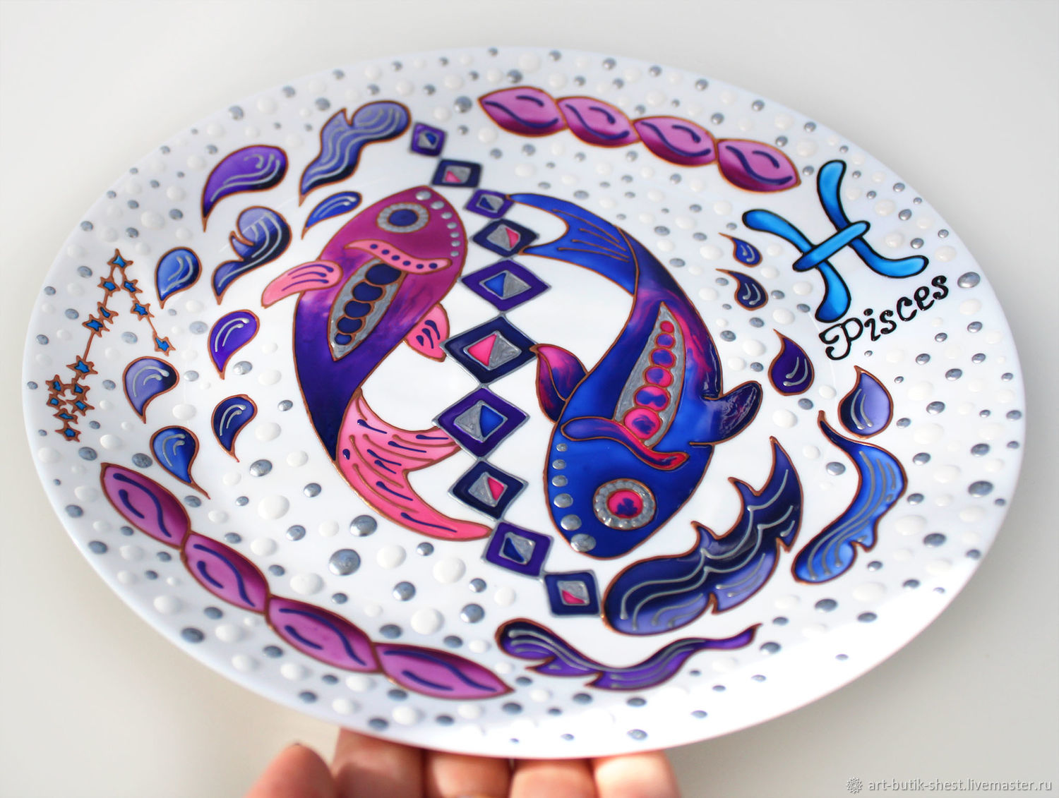 Тарелка рыбка. Декоративные тарелки рыбки. Роспись тарелки рыба. Тарелка с рыбками. Рыба на тарелке.