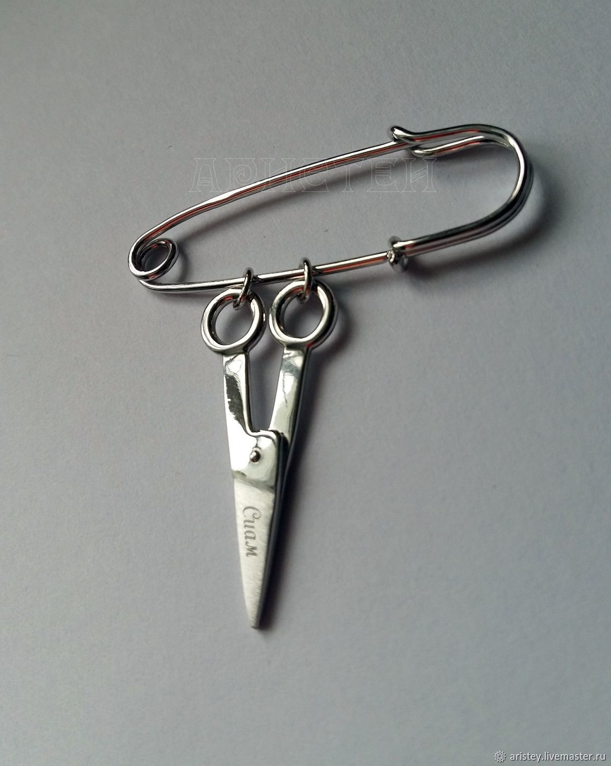 брошь для парикмахера. булавка ножницы. брошь для парикмахера. синие ножницы в чехле. булавка ножницы.