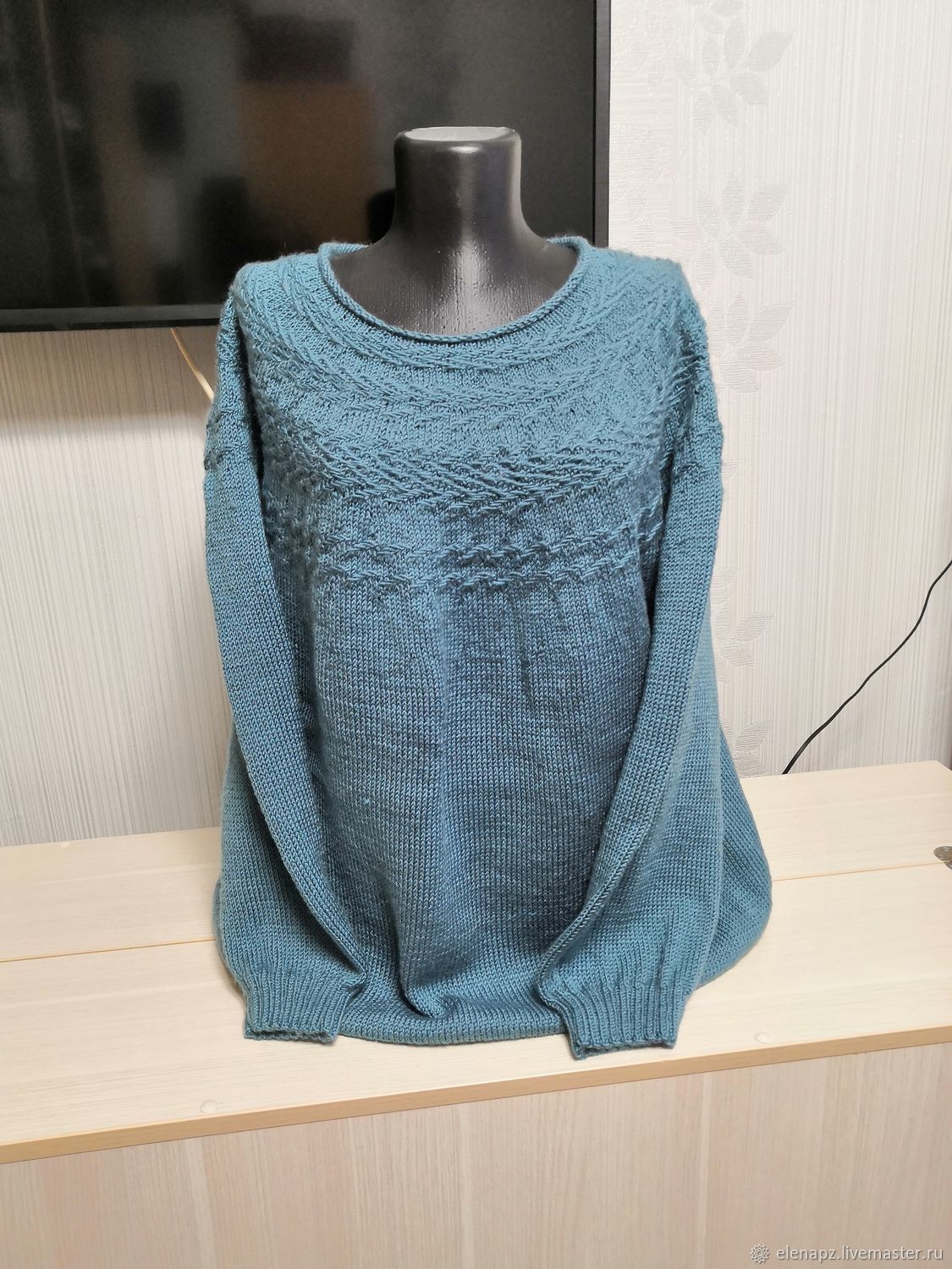 Модный свитер с круглой кокеткой и косами