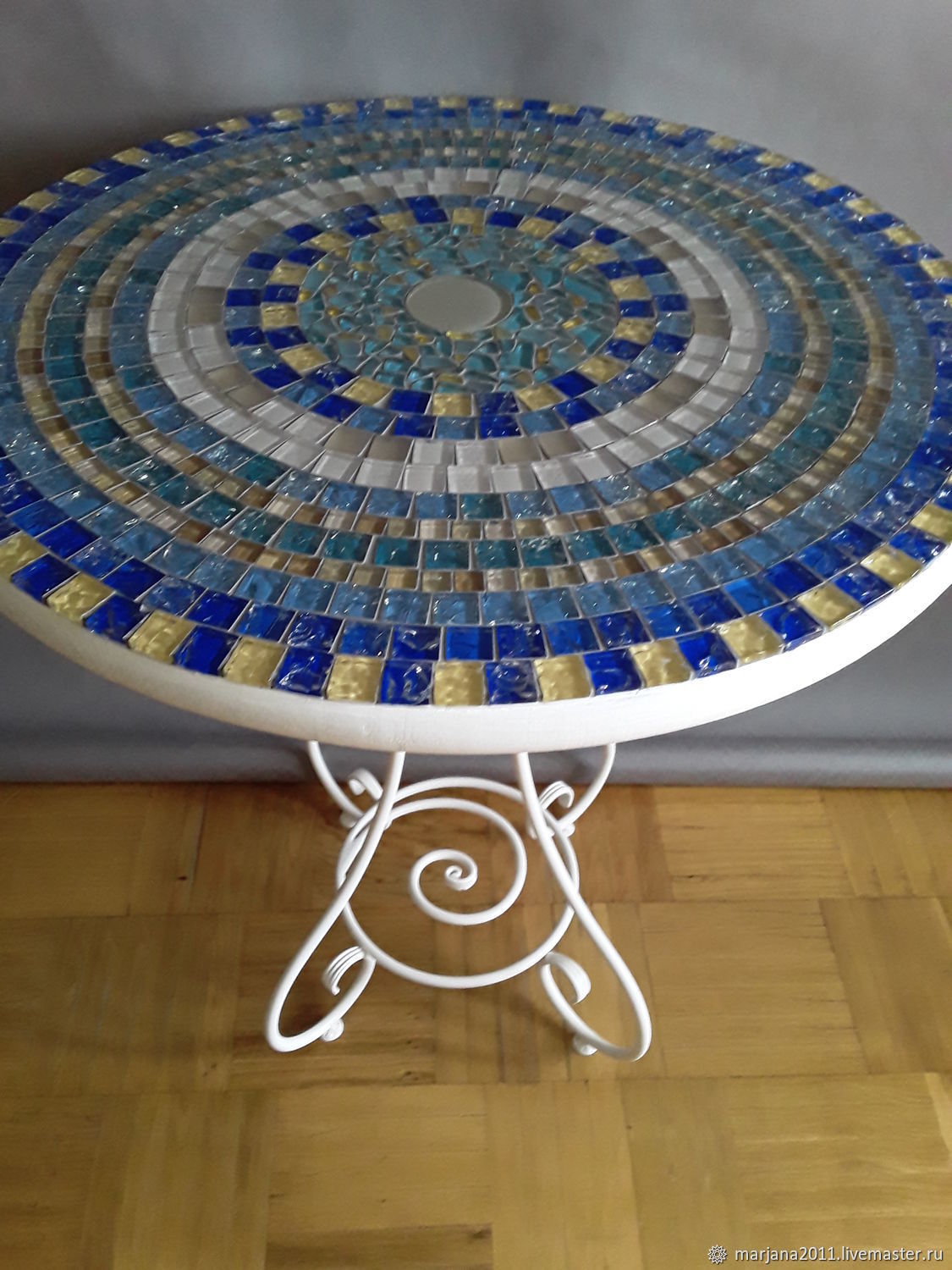 Кованый столик с голубой мозаикой купить