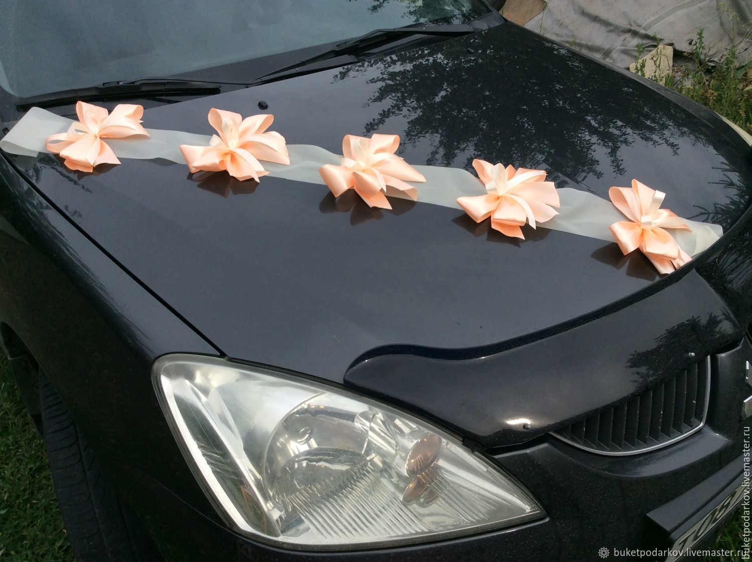 Персиковое украшение на машину