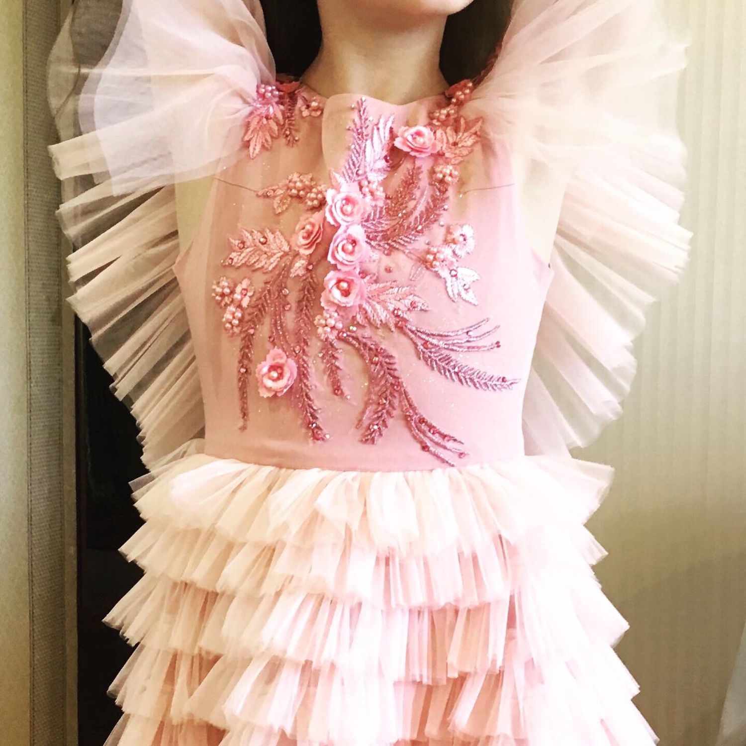 Детское платье с крылышками на плечах