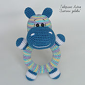Куклы и игрушки handmade. Livemaster - original item Hippo Kruglyash-rattle on a wooden ring, crocheted. Handmade.
