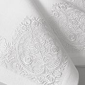 Подушка интерьерная с вышивкой "Живой цветок" (Белым по белому)