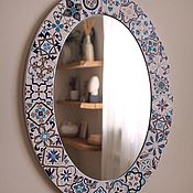 Круглое зеркало в деревянной раме