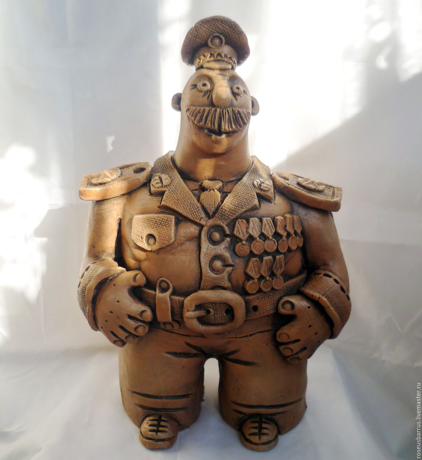 Служивый. Картинка генерал из керамики. Старинные керамические фигурки японские на военную тематику.