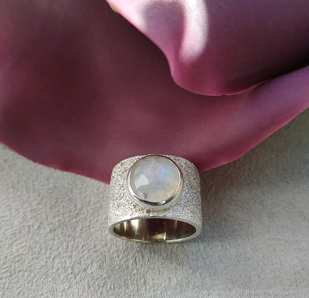 Перстень женский серебро с камнем