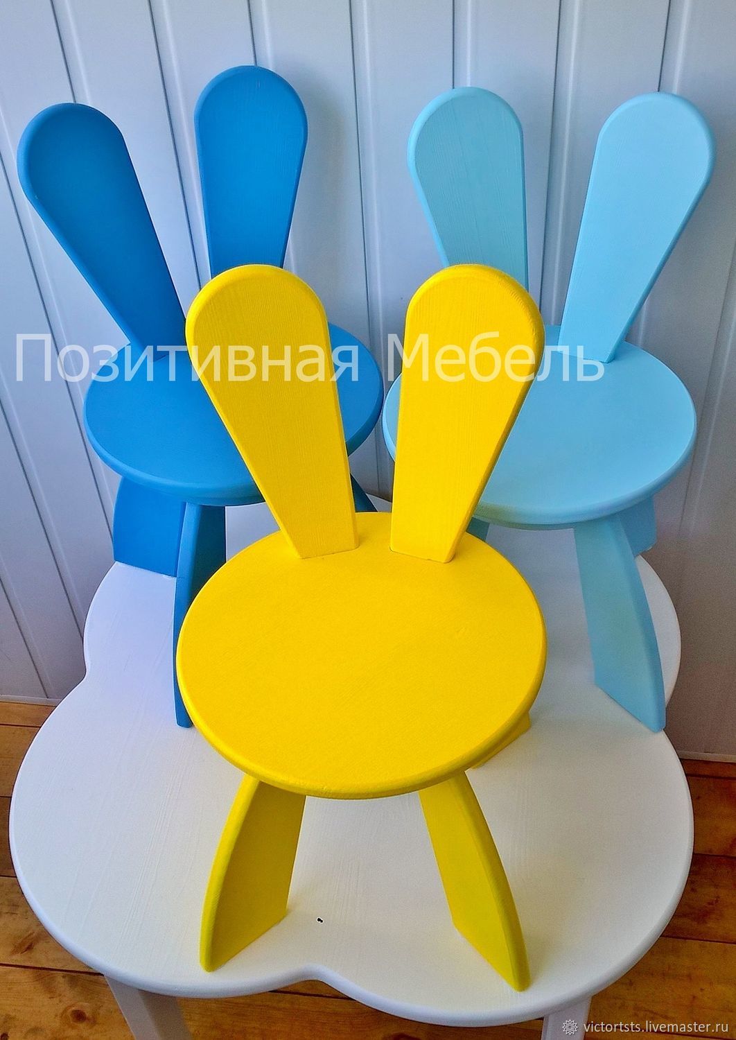 Детские стол и стулья в виде зайца