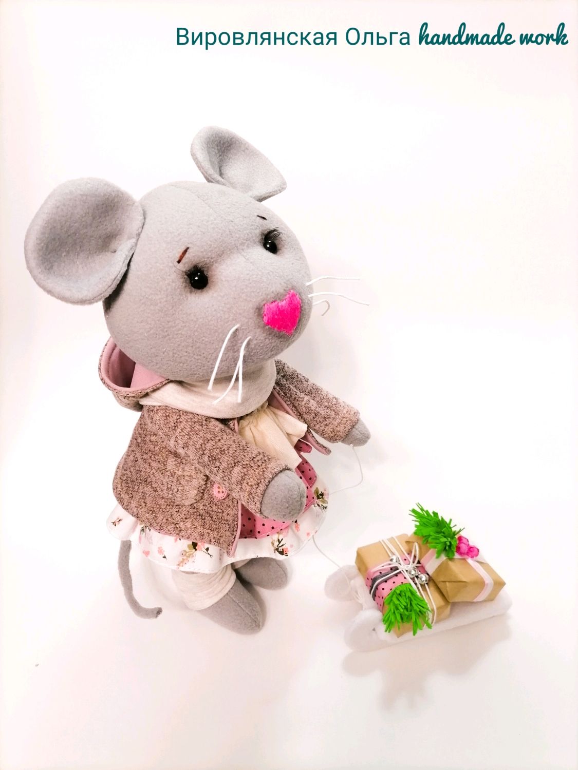 Интерьерные игрушки. Интерьерная игрушка мышь. Валяные игрушки на качелях. Мышки в интерьере. Мышь интерьерная.