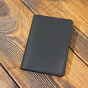 Leather wallet with magnetic button