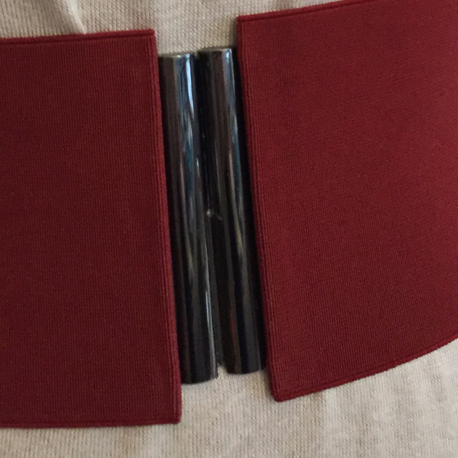 Фабричный цвет. Резинка красная широкая. Красная резинка 5 см ширина. Резинка красная 4 см.