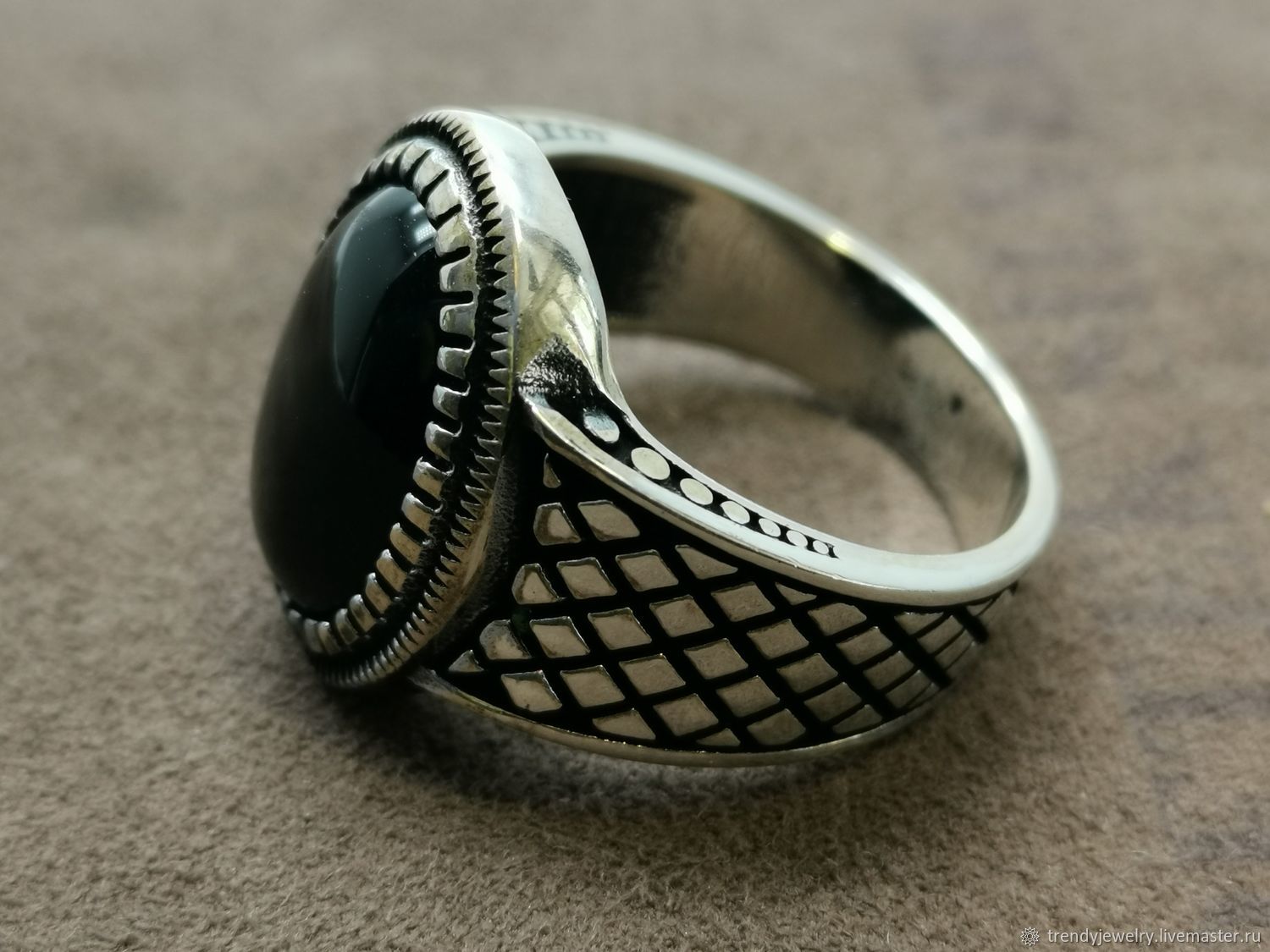 Мужские кольца с черными камнями