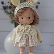 Шарнирная кукла в шапочке