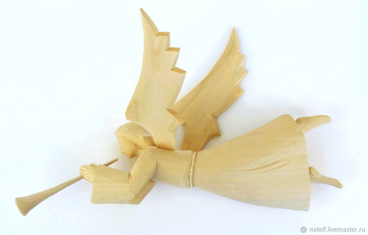 Нежная деревянная фигура ангела - творение весьма вдохновленное