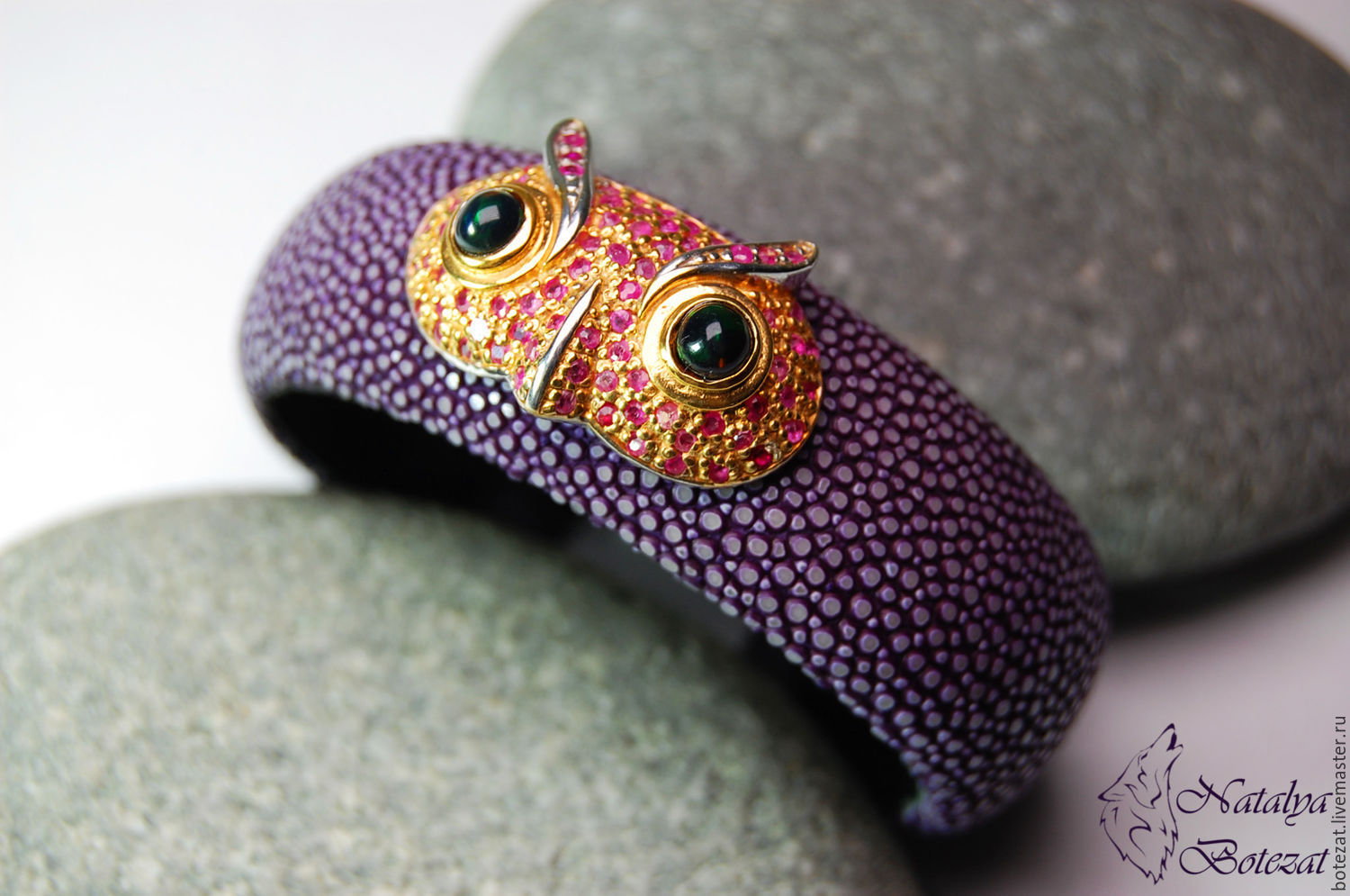 "Ruby owl" браслет из кожи ската с совой серебра 925 рубинами опалами