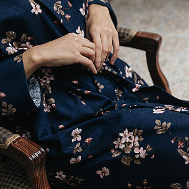 Одежда ручной работы. Ярмарка Мастеров - ручная работа Теплый халат из темно-синей фланели с цветами. Handmade.
