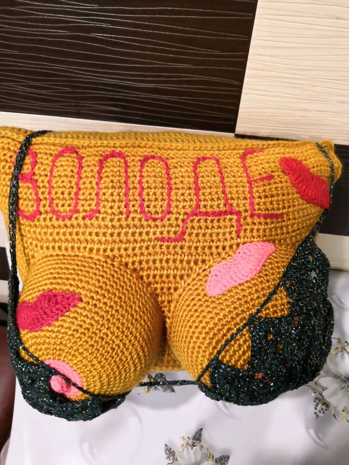 Сиськи крючком