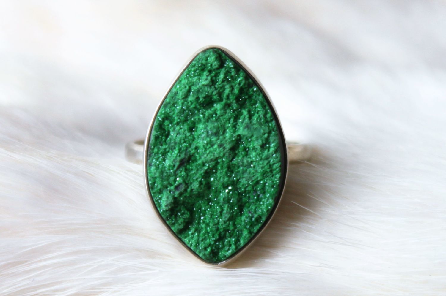 кольцо с зеленым гранатом