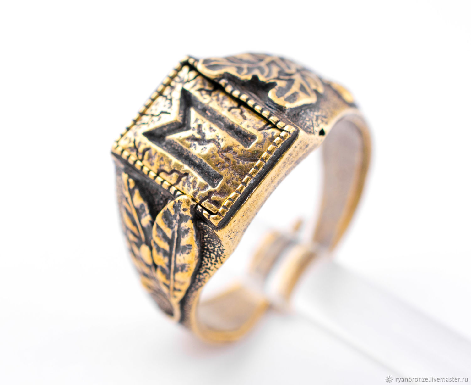 Золотое кольцо с рунами