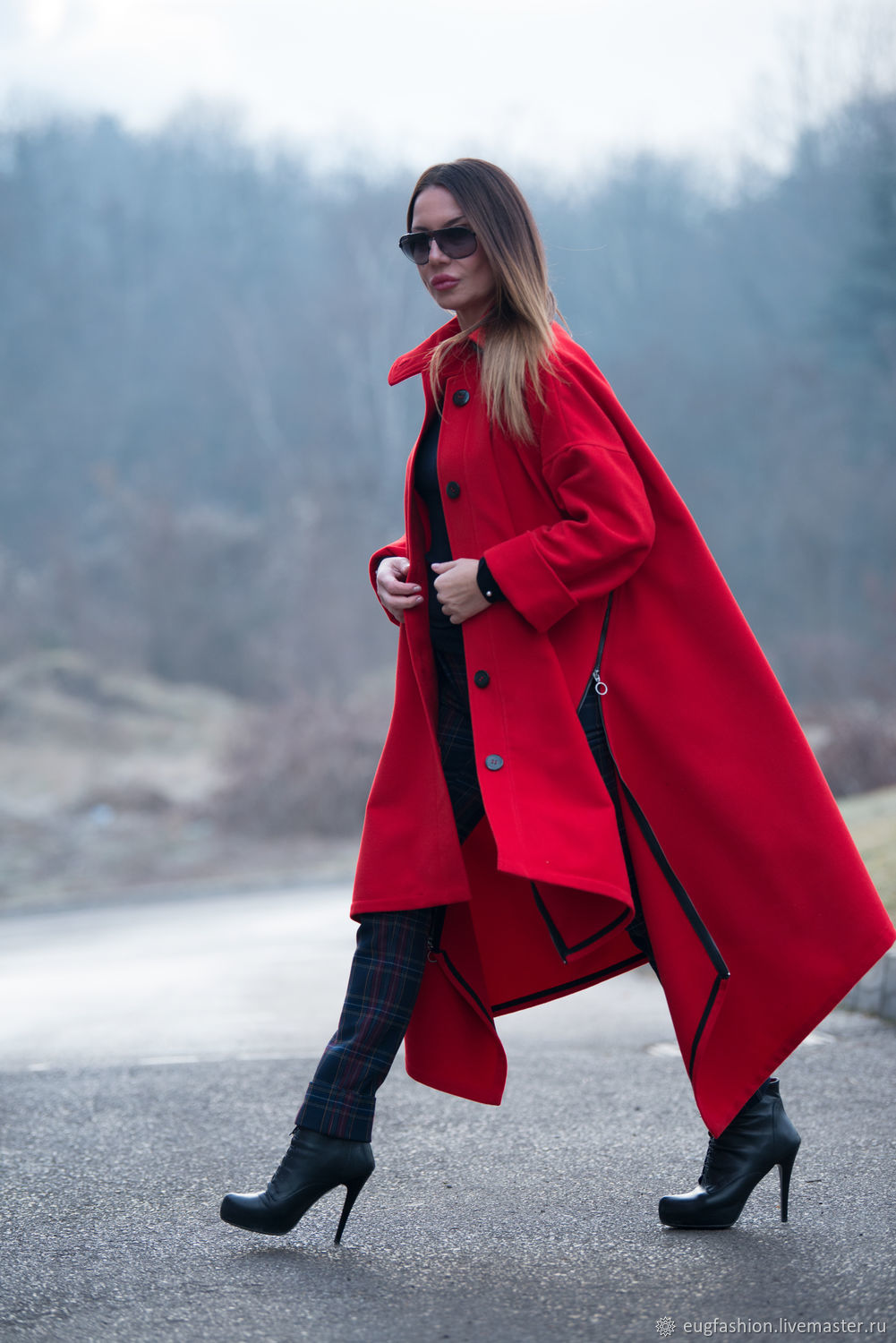 Красное зимнее пальто