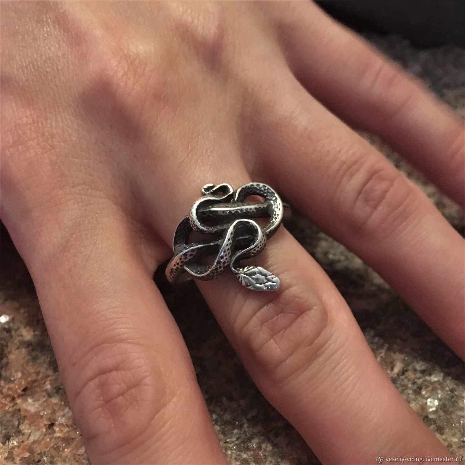 Кольцо в форме змеи