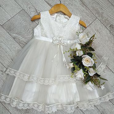 Белое детское нарядное платье из фатина со шлейфом