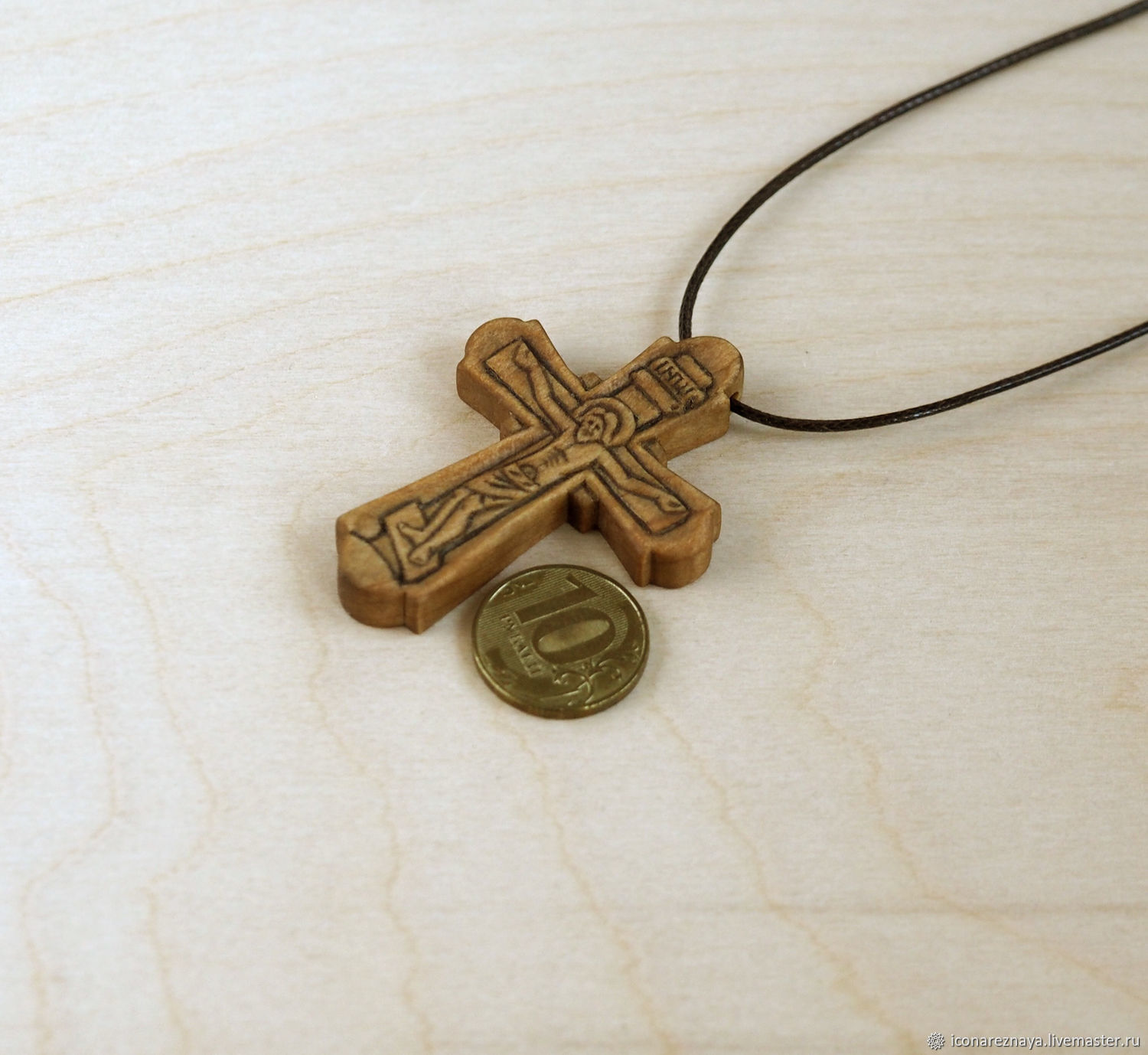 Православные нательные деревянные. Деревянный крестик нательный. Деревянный крестик на шею. Крест деревяннынательный. Нательный крест из дерева.