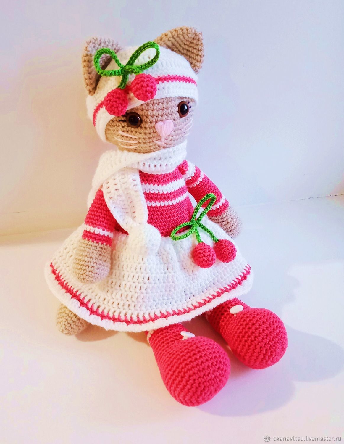 Рыжий кот амигуруми. Вязаные кошки. Связанные игрушки. Кот сиам крючком светланы перцевой. Вязаные плюшевые игрушки кошки.