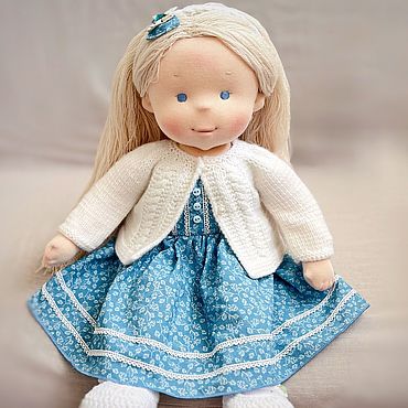 Куклы и игрушки ручной работы. Ярмарка Мастеров - ручная работа Вальдорфская текстильная кукла из шерсти с одеждой в голубых тонах. Handmade.