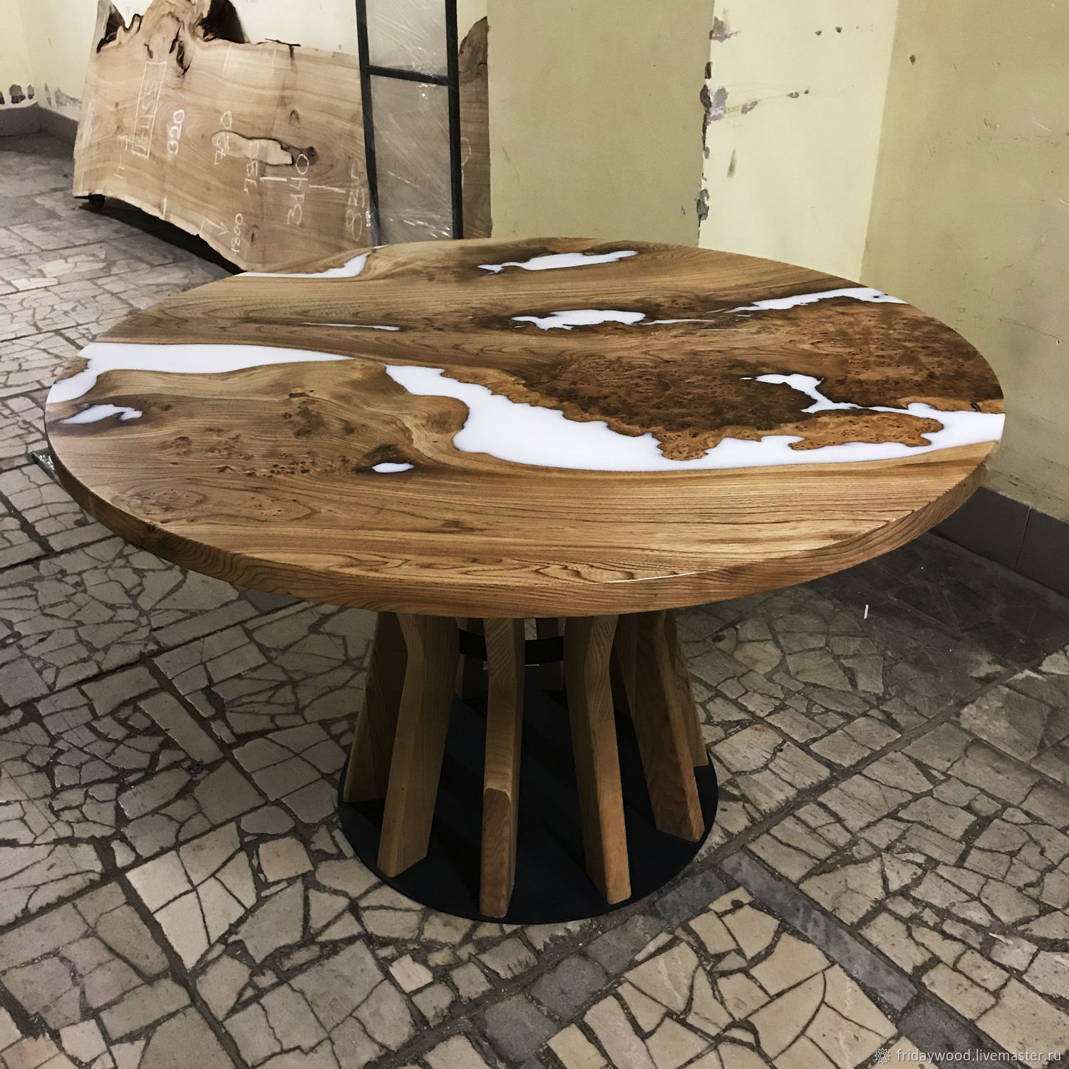Круглый стол из слэба дуба - 96 фото