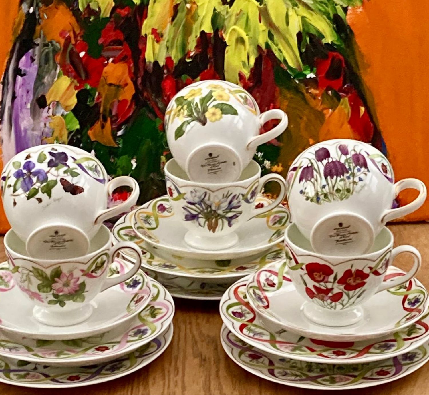 Трио цветов. Чайное трио Валлендорф. Валлендорф фарфор чайное трио. Цветочное трио посуда реклама. Как красиво поставить чайное трио.