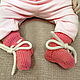 Мягкие шерстяные носочки для новорожденного на завязках, связаны спицами из 100%-ной натуральной мериносовой шерсти.