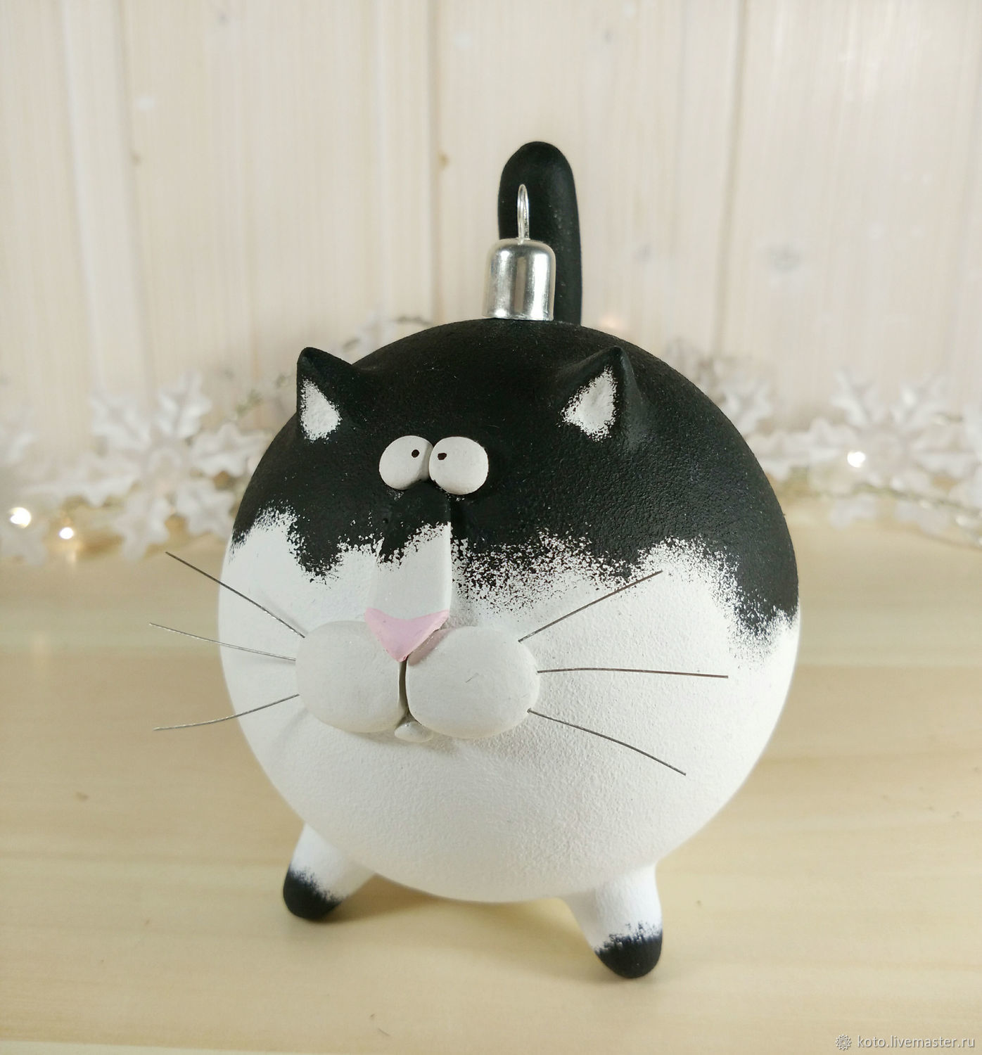 Кошачий шарик. Новогодняя игрушка кот. Елочная игрушка кот. Котик игрушка на елку. Елочная игрушка кошка своими руками.