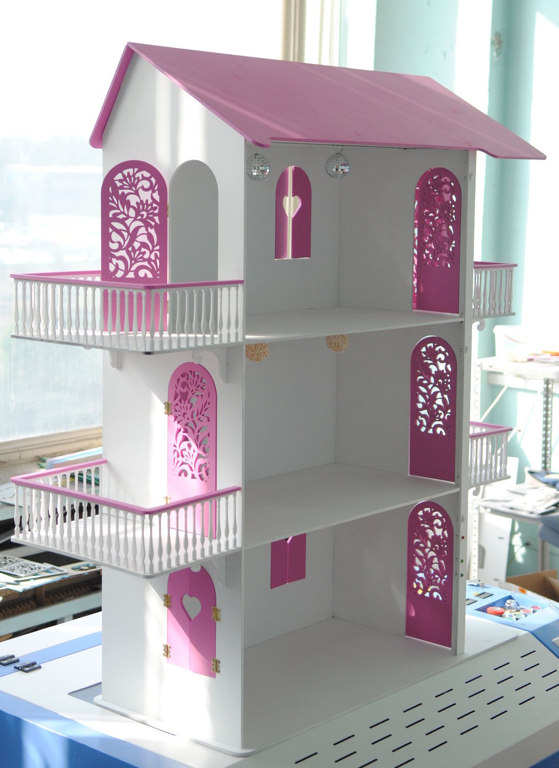 Кукольный дом с лифтом с боку для Барби