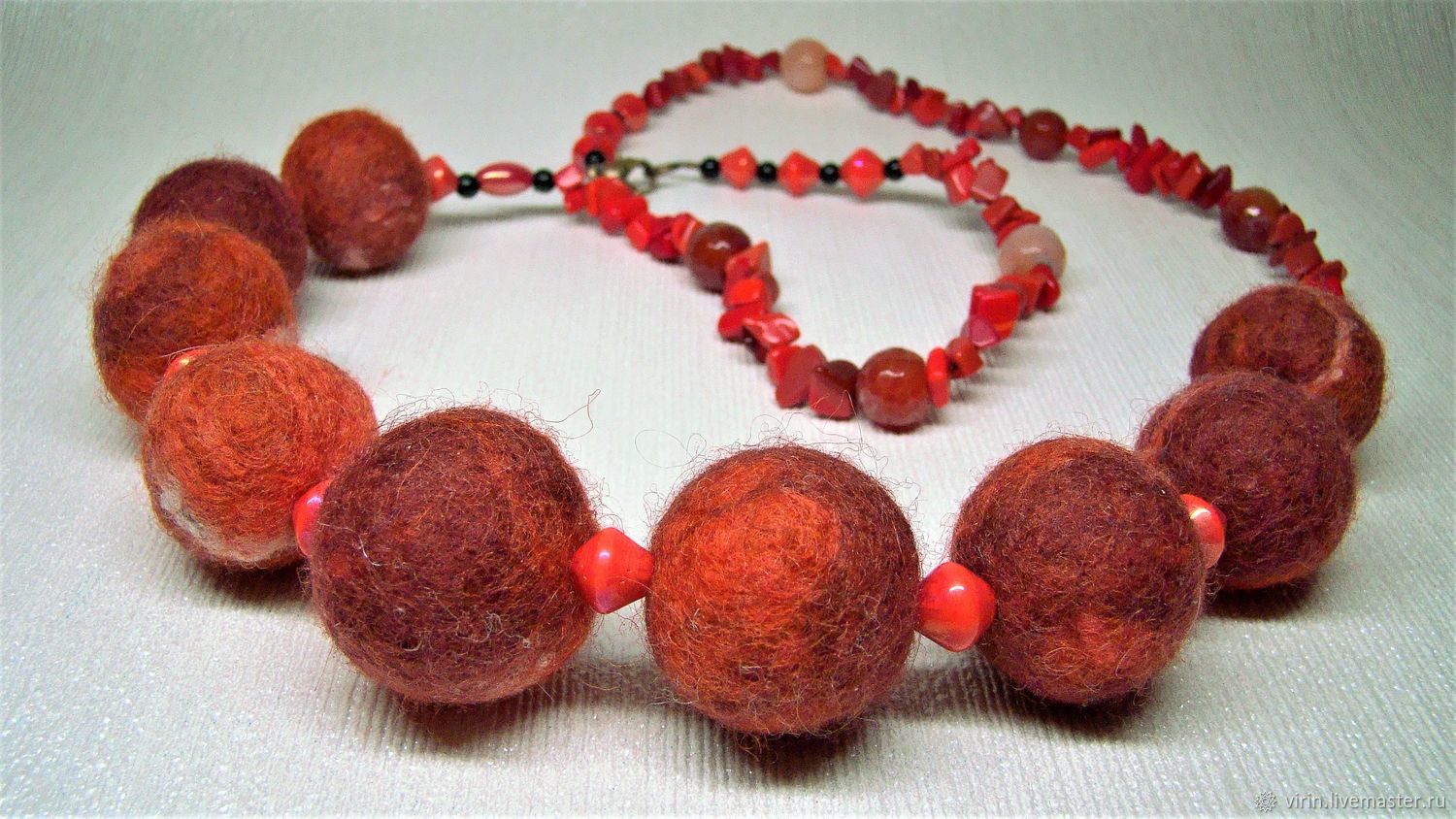 валяные бусы. шерстяные украшения. бусы из шерсти.
