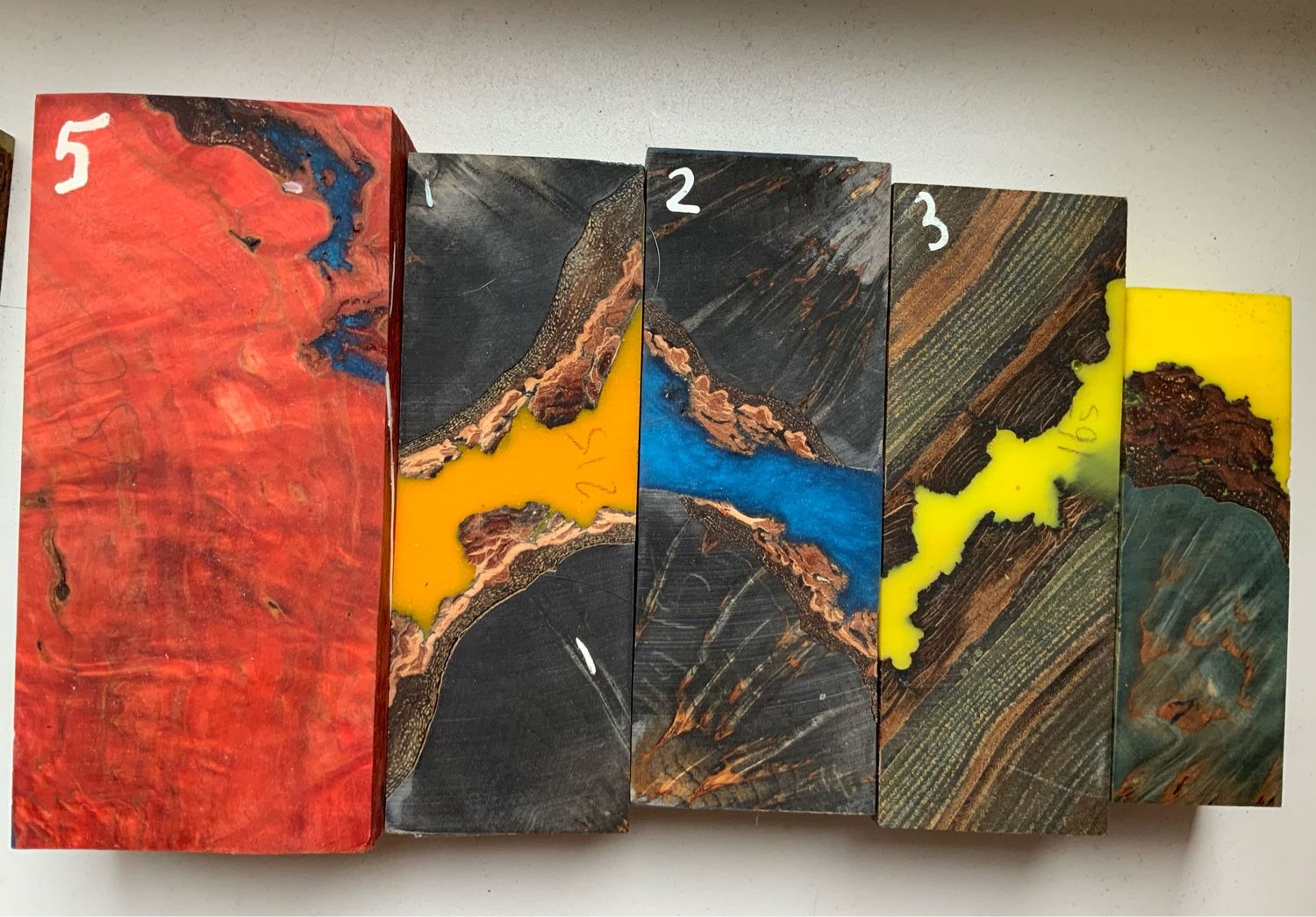 доска из стабилизированного дерева. мох в эпоксидной смоле. стабилизированные бруски дерева. стол из эпоксидной смолы. стабилизированное дерево.