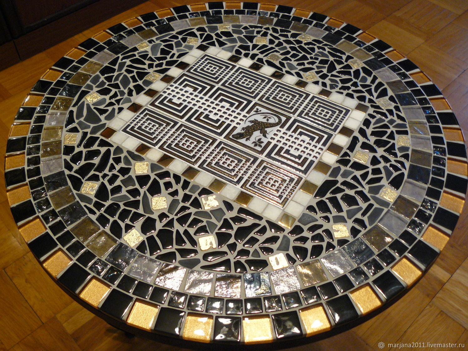 Прямоугольный стол из мозаики