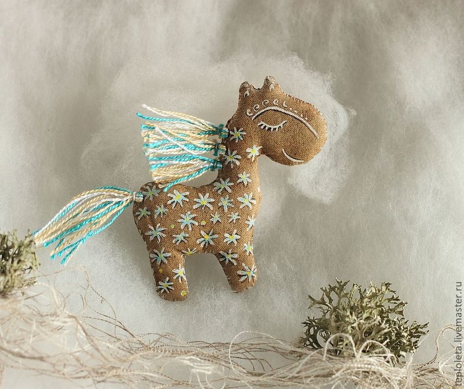 Лошадки мастер класс. Текстильная лошадка. Текстильная лошадка из ткани. Текстильная лошадка своими руками. Конь из текстиля.