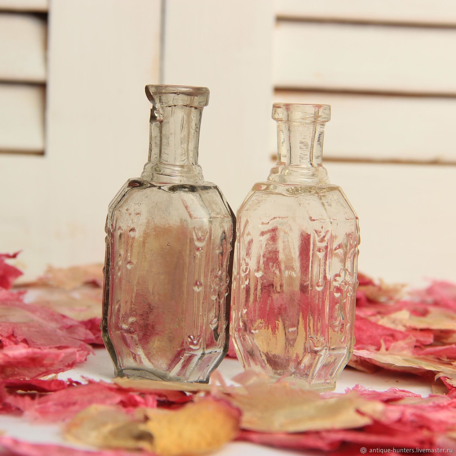 Флакон предмет. Бутылка с зельем. Предметы из цветного стекла. Зелье референс. Цветные флаконы.