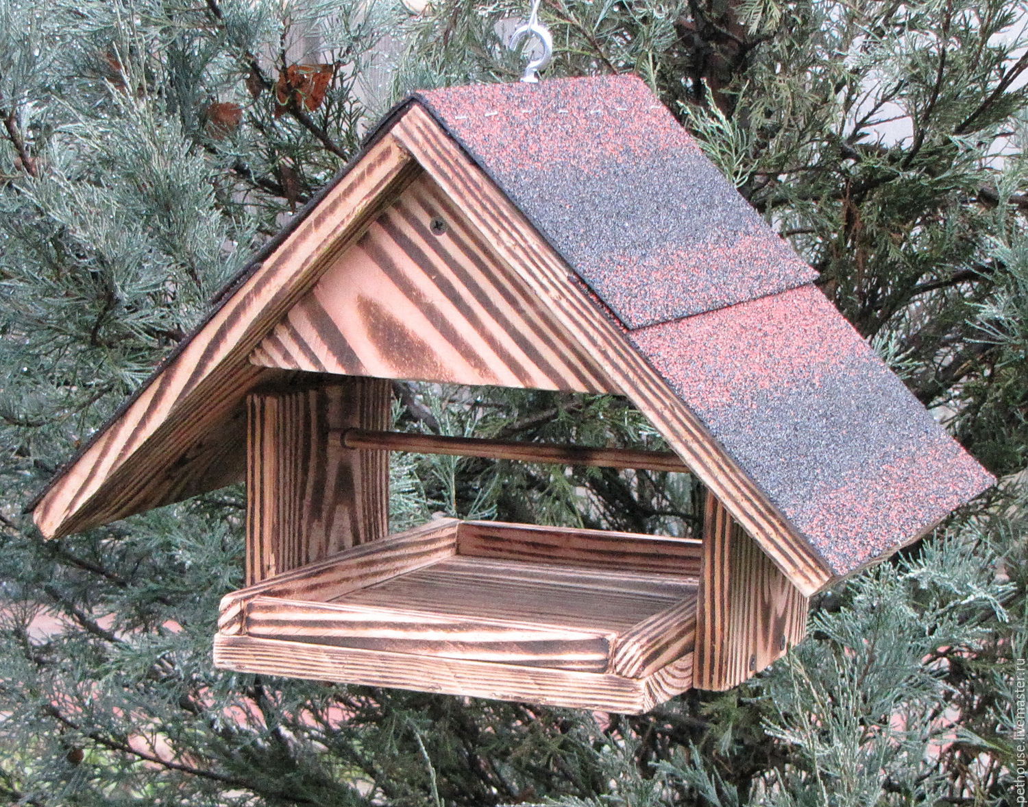 Кормушка для птиц под арахис. Подвесная деревянная кормушка для лесных и садовых птиц.