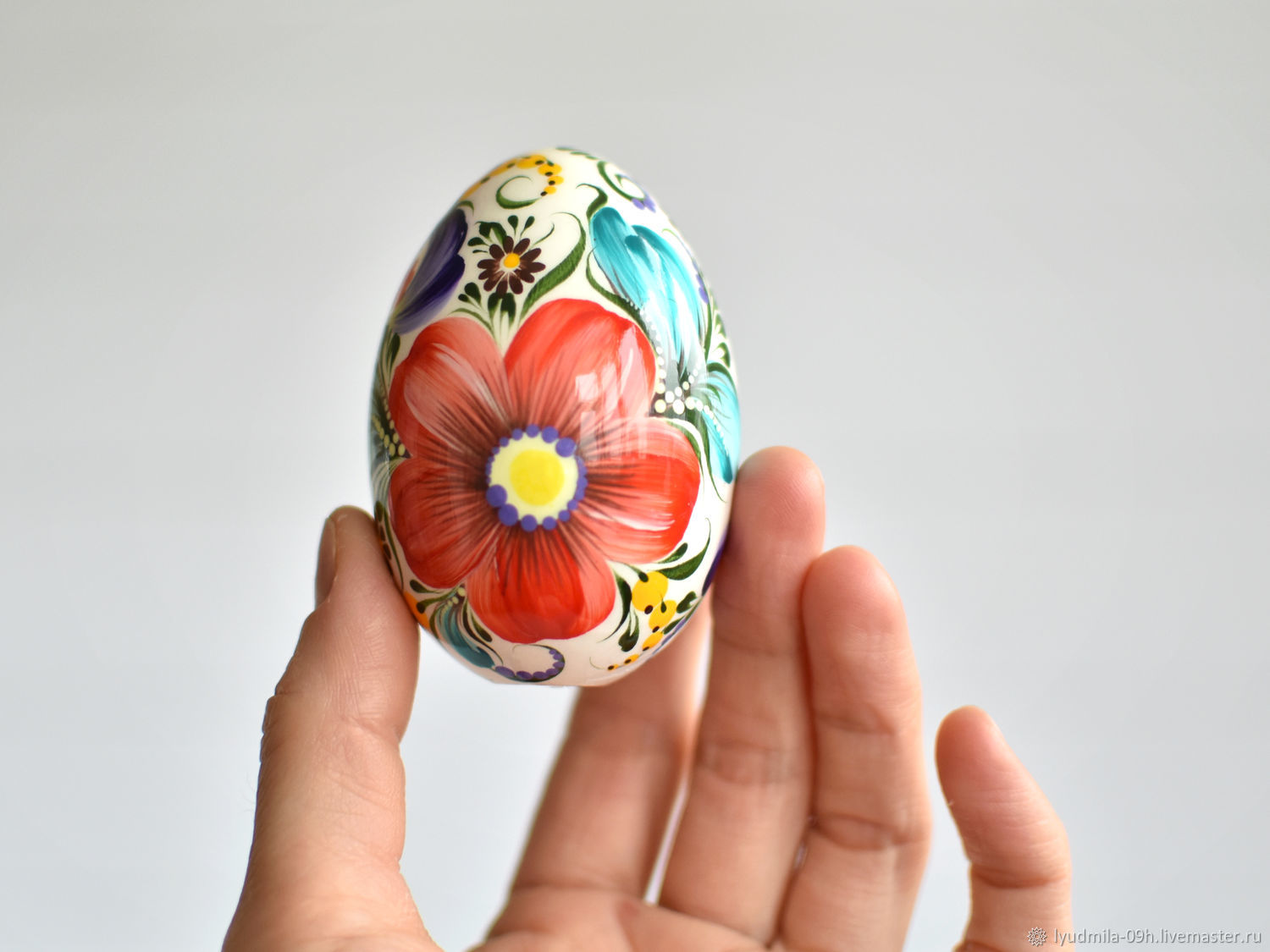 Пасхальные украшения, яйца и цветы на фоне