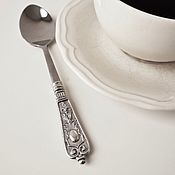 Серебряная кофейная ложка "Ампир" с резным черпалом и синим камнем