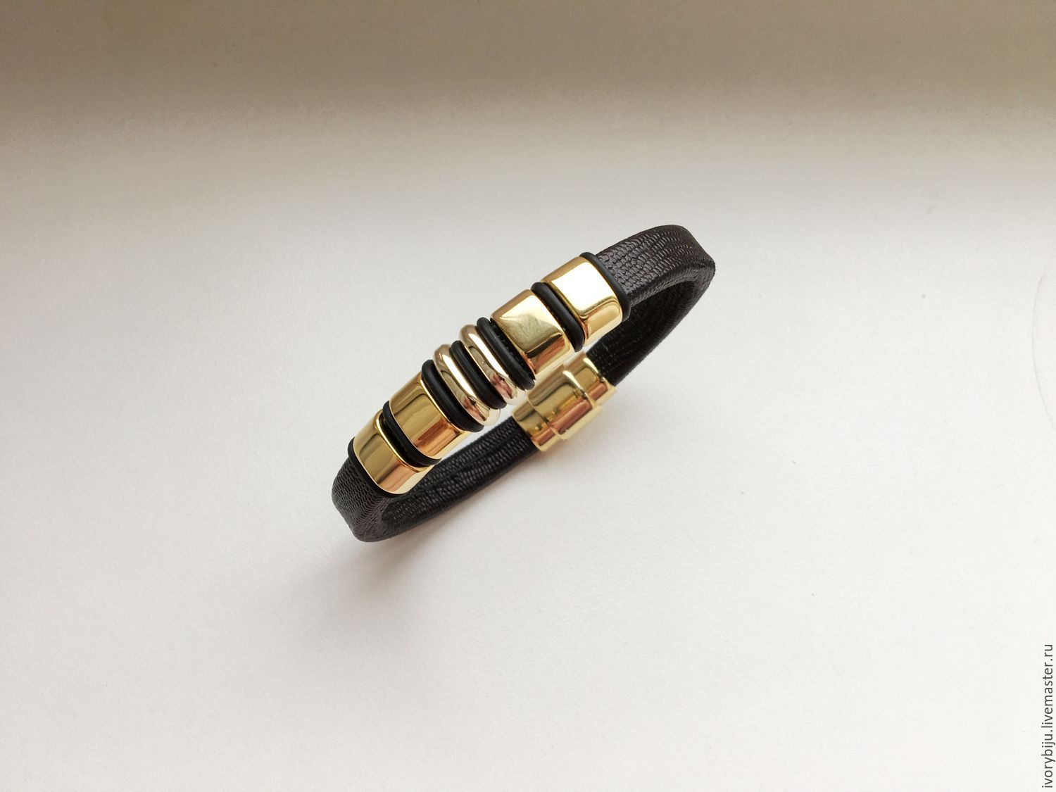 Кожаный браслет из фактурного шнура регализ, черный с золотом