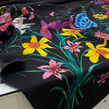 Винтаж ручной работы. Ярмарка Мастеров - ручная работа Винтаж: Платок Gucci c принтом Flora Fly 140x140 см, шерсть, шелк. Handmade.