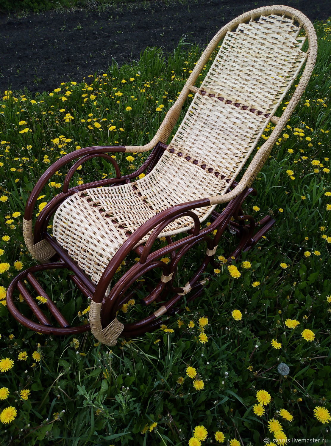 кресло качалка белое плетеное