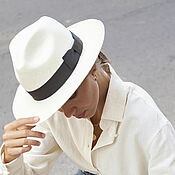 Классическая соломенная шляпа федора нежно-розового цвета. Panama hat